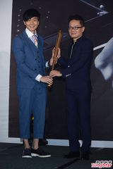 组图：林俊杰发布新专辑 秀棒球阳光帅气