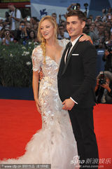 组图：《不顾一切》首映 埃夫隆帅气编剧美背抢镜