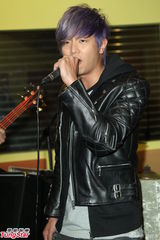 组图：黄鸿升生日开唱 喜收高档耳机