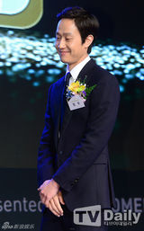 组图：韩星郑宇获韩国第一品牌大赏特别奖