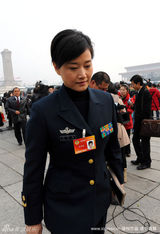 幻灯图：政协会议开幕首日 宋祖英微笑步入会场