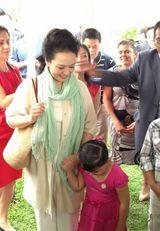 组图：习近平访哥斯达黎加 摘花请彭丽媛闻花香