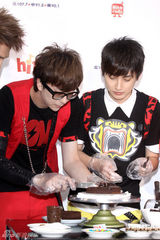 幻灯图：众星为电台庆生 现场进行男男火热激吻