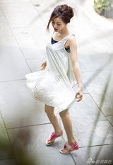 高清组图：巩新亮城市写真 清新可人犹如邻家少女