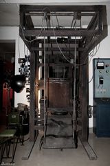 幻灯图：《风声传奇》杀青 打造电视剧刑具之最