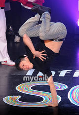 组图：原2PM成员朴宰范参加活动 大秀精彩街舞