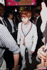 EXO-M袭港上千粉丝朝圣 两巴士相撞场面混乱