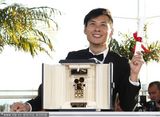 组图：戛纳电影节闭幕 影人后台欢庆获奖