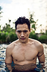 组图：高云翔泳池写真 展好身材电眼迷人