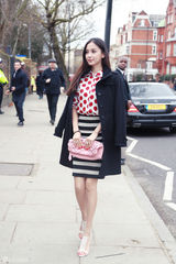 组图：Angelababy亮相伦敦时装周 着装青春活力