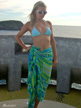 组图：希尔顿度假晒比基尼照 风骚凹造型挤乳沟