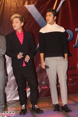 组图：MIC男团为演唱会签票 热情歌迷挤爆现场