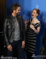 高清图：《大将军寇流岚》发布会 拉尔夫费因斯护花