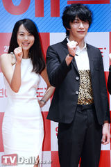 组图：《恋爱的温度》发布 金敏熙紧身裙显身材