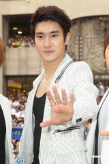 组图：SJ-M台北签唱会 兄弟情深互喂台湾小吃