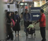 组图：邓超孙俪携爱子现身机场 一家三口享温情