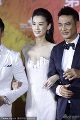 组图：黄圣依白裙清丽 获甄子丹任达华左右护花