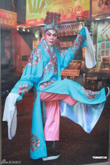 组图：罗家英演粤剧汪明荃陪同 望新年身体健康