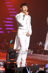 组图：韩偶像组合Beast首开唱 变白马王子劲歌热舞