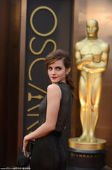 组图：艾玛-沃特森红唇黑裙显娇媚女人味儿