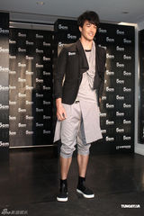 高清图：名模高以翔出席活动 高大帅气笑容阳光