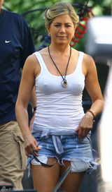 组图：安妮斯顿背心短裤现身 不穿内衣凸点