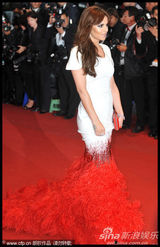 组图：《爱》戛纳首映 科尔白底红尾裙别具一格