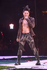 组图：郑伊健开唱遭催婚 女友蒙嘉慧到场欣赏