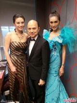 组图：廖碧儿韩国领超模奖喜遇偶像合照