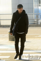 组图：宋智孝成宥利韩智慧便装现身机场赴香港