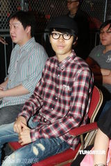 组图：萧敬腾唱《black or white》 向杰克逊致敬