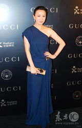 幻灯图集：李冰冰出席晚宴 深V礼服与刘嘉玲斗艳