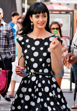 高清组图：克里斯滕-丽特波点黑裙现身活泼俏丽