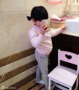 组图：Angela生活照宛若时装秀 超萌小妞爱发箍