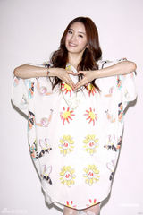 幻灯图集：林依晨穿心型白裙拍宣传照带爱犬入镜