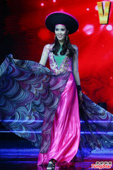 组图：亚洲超模大赛现场换装 旗袍瞬间变泳装