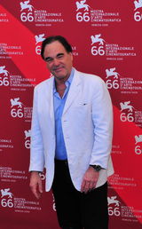 高清：《国境之南》记者会 奥利弗-斯通白西装亮眼