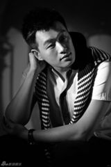 组图：佟大为穿越时空游走 黑白幻影尽显熟男魅力