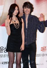 组图：玄彬河智苑亲密携手宣传新剧《秘密花园》