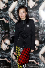 高清图：容祖儿为演唱会彩排 地狱式拉筋刻苦训练