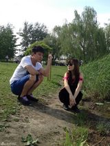 组图：贾乃亮李小璐庆六一 浪漫骑车喂食草泥马