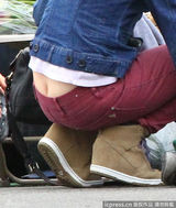 组图：娜奥米-沃茨逛集市卖菜 不慎露股沟抢镜