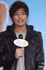 组图：《爱似百汇》签名会 炎亚纶称辰亦儒劳碌命