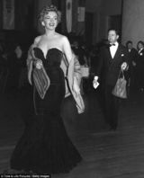 组图：梦露旧照曝光 酥胸半露众人拜倒