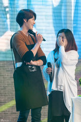 组图：金宇彬见面会展歌喉 穿围裙做料理