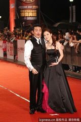 组图：金钟奖红毯李罗熊家婕夫妇抱抱亲亲大秀恩爱