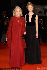 组图：洛尔瓦彻深V裙撑《巴勒莫狂花》首映