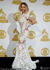 组图：碧昂斯献唱格莱美 与老公JayZ当台亲吻