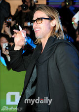 组图：布莱德皮特亮相《点球成金》韩国红地毯