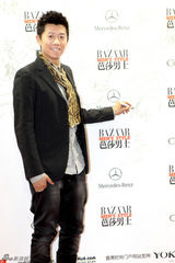 组图：巩新亮化身野性美人鱼  李菲儿透视装抢镜